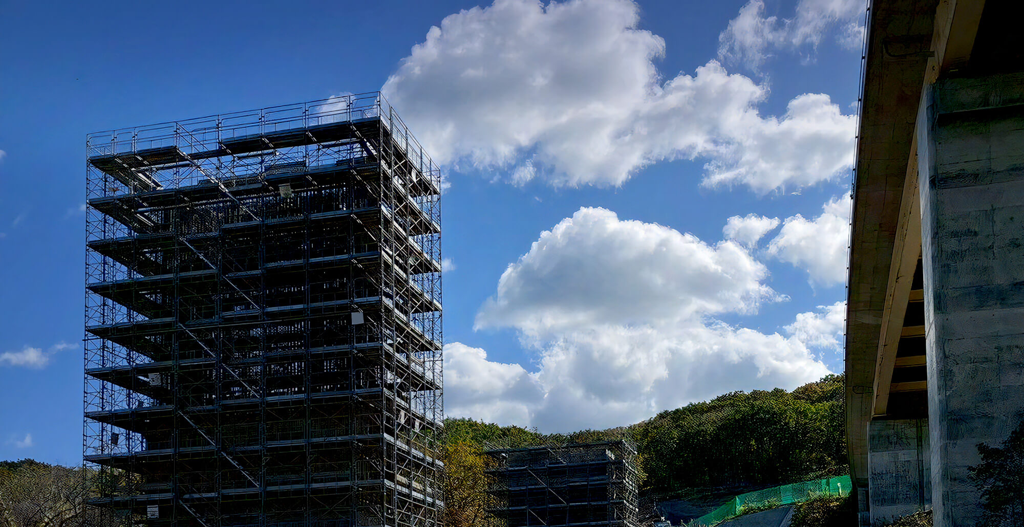 現場を支え、未来を築く。 足場が繋ぐ、安全と信頼。