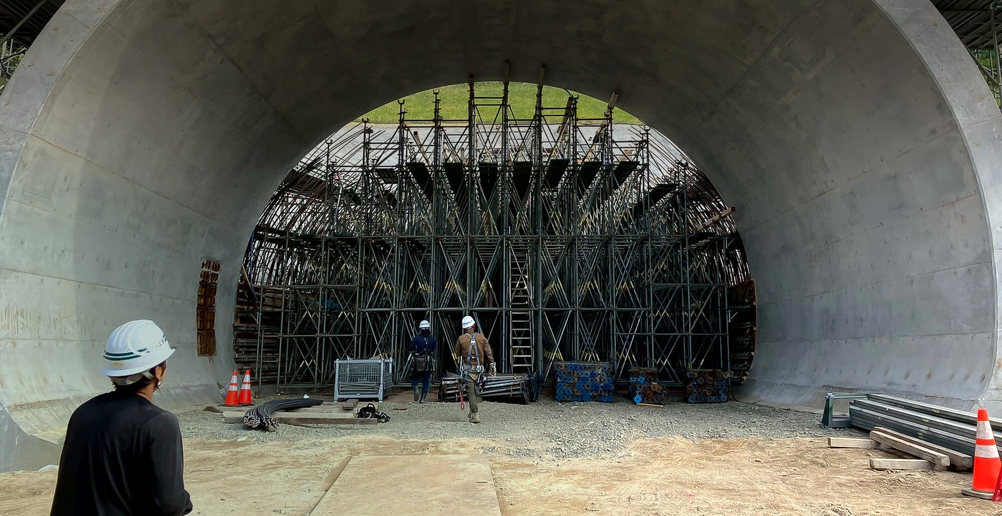 現場を支え、未来を築く。 足場が繋ぐ、安全と信頼。