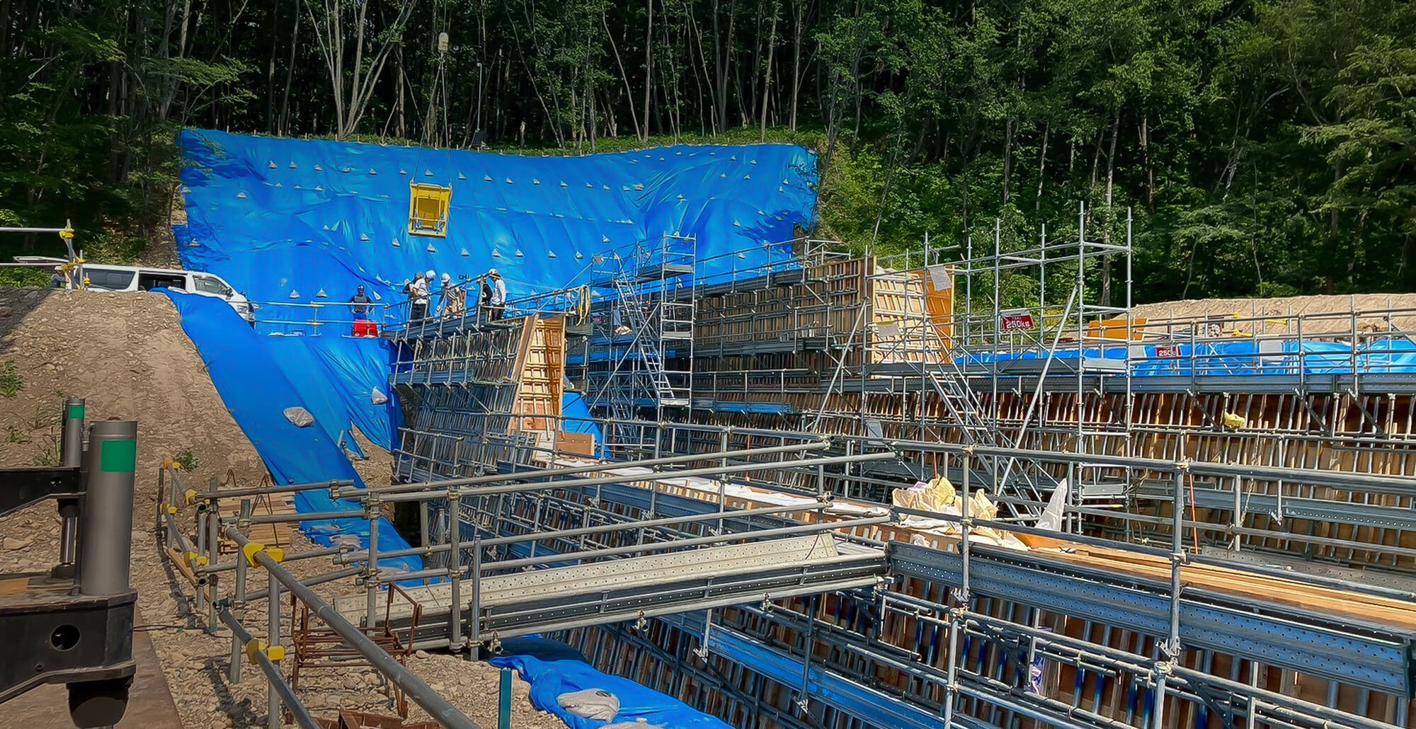 現場を支え、未来を築く。 足場が繋ぐ、安全と信頼。